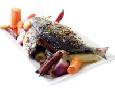 דג שלם אפוי בתנור - עם תפוחי עץ, מקלות קינמון, ירקות ופתיתי מלח רוזמרין