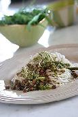 אטריות אורז מלא עם שעועית אזוקי מונבטת בקארי ירוק